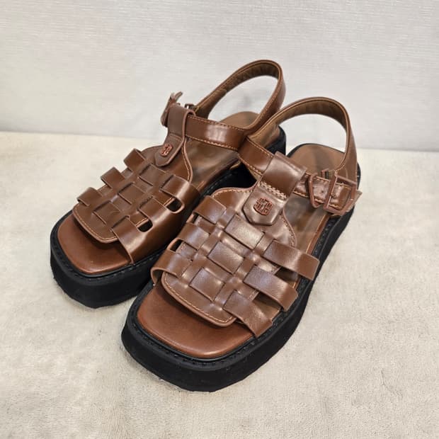 슈콤마보니 피셔맨 브라운 스트랩 플랫폼 샌들 250