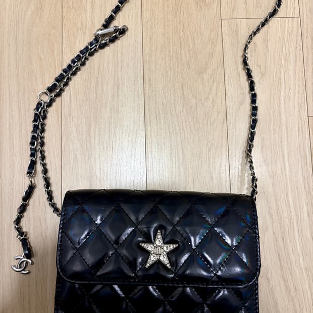 샤넬 에나멜소재 큐빅 크로스백