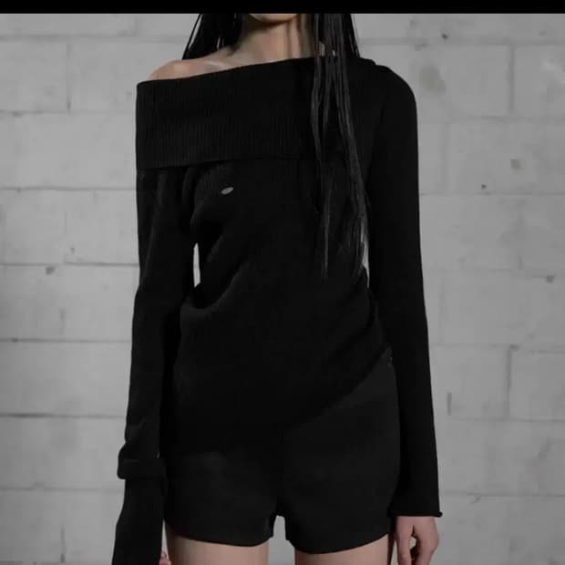 보헤미안서울 오픈 카라 언발란스 니트 블랙