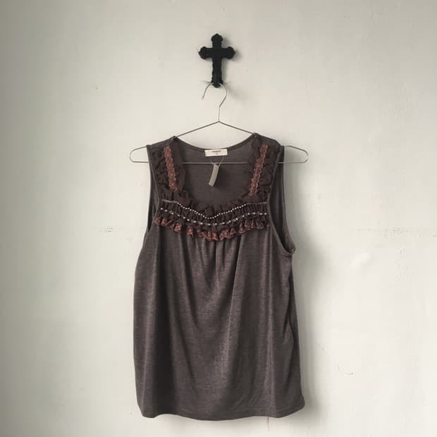 Lace point sleeveless