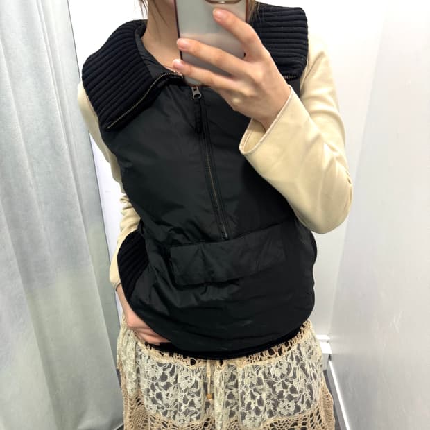 블랙 나일론 니트 패딩 베스트