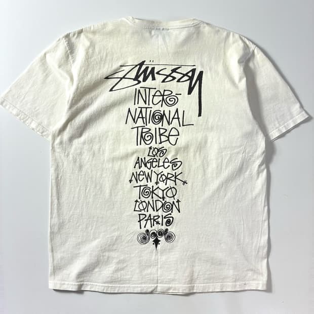 Stussy  스투시 트라이브 스택 화이트 반팔 티셔츠 