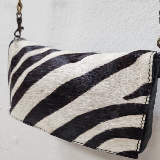 Theory 띠어리 올드라인 송치 천연 양피 크로스백