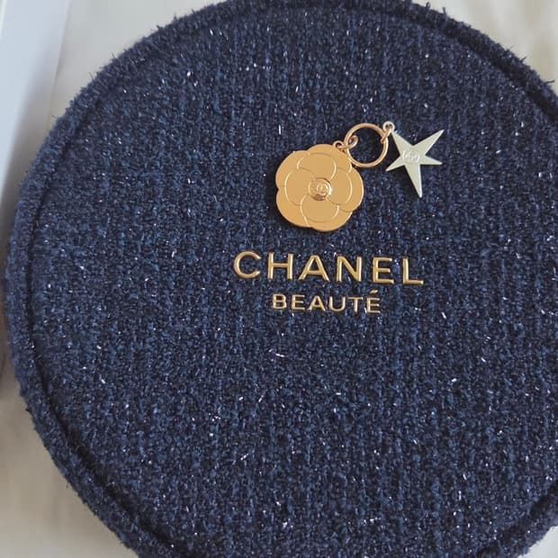 샤넬 홀리데이 파우치 참