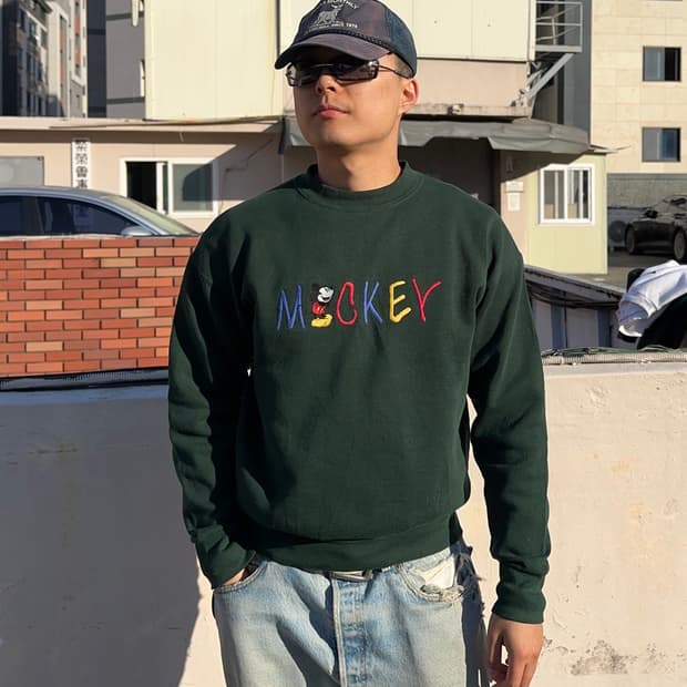 90’s Disney Mickey logo embroidery sweat