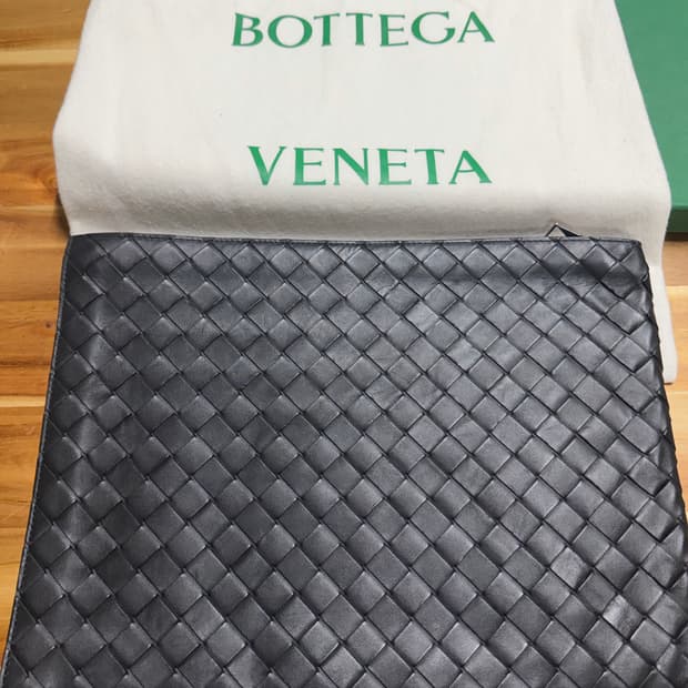 보테가베네타   하프 지퍼 파우치 클러치  상태 좋아요