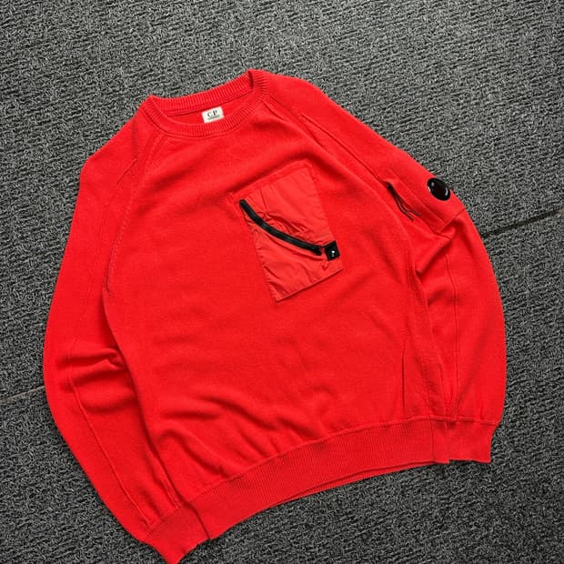 CP컴퍼니 11주년 렌즈 와펜 니트 레드 2028