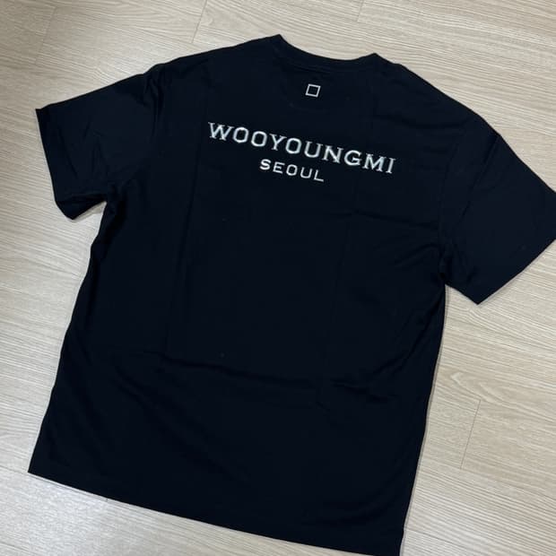 [46] 우영미 23FW 서울 엠보 백로고 티셔츠 블랙