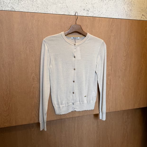 아큐아스큐텀 라운드넥 울 긴팔 니트 가디건 로고 메탈 장식 디테일 베이지