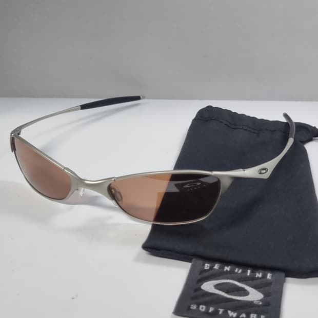 오클리 와이어탭 실버 Vr28 BI