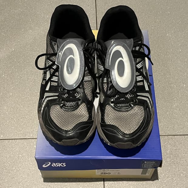 더 뮤지엄 비지터 x 아식스 젤 카야노 14 블랙 클레이 그레이 290