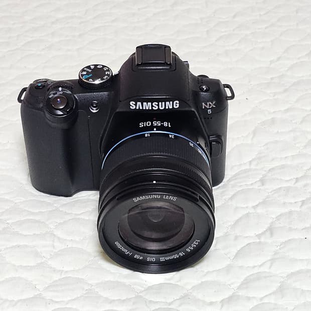 삼성 NX5 카메라와 18-55mm 렌즈
