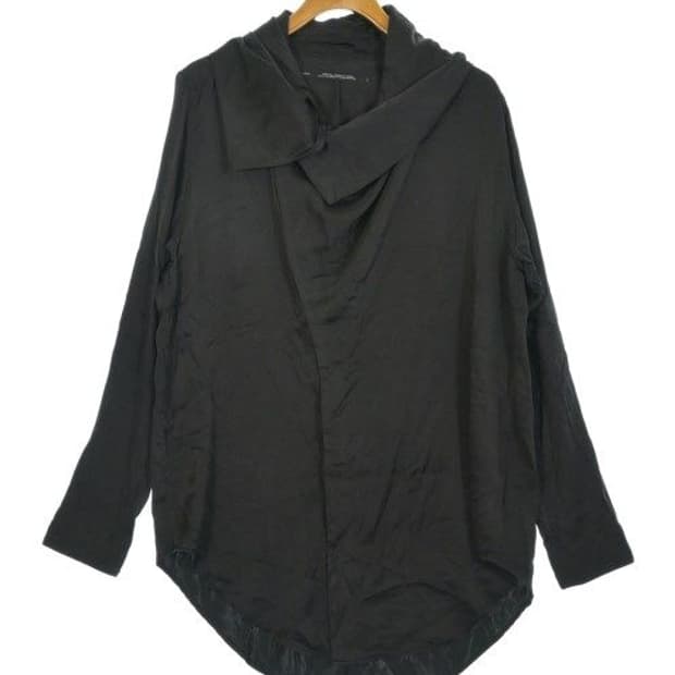 율리우스 새틴 랩넥 셔츠 블랙 