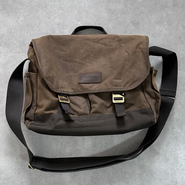 바버 에센셜 왁스드 메신저 백 (vac.4)