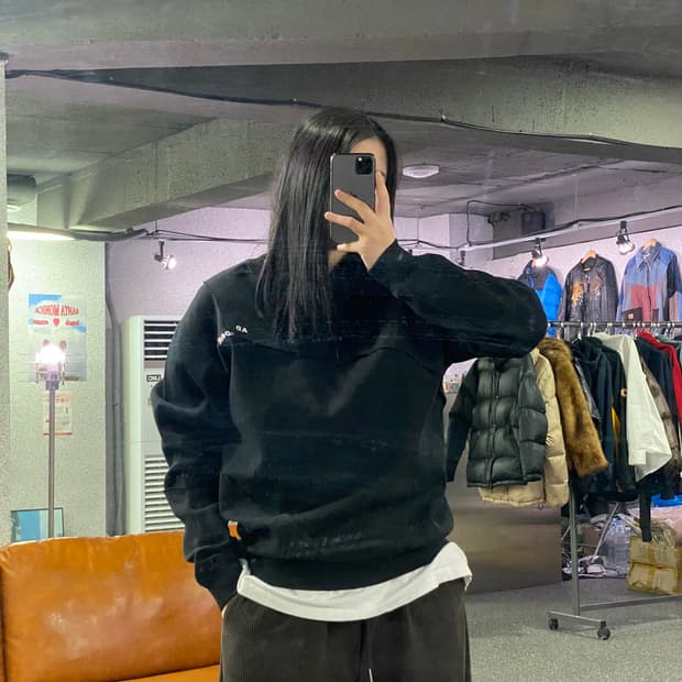 아더에러 스몰로고 컷오프 블랙 맨투맨 B3821