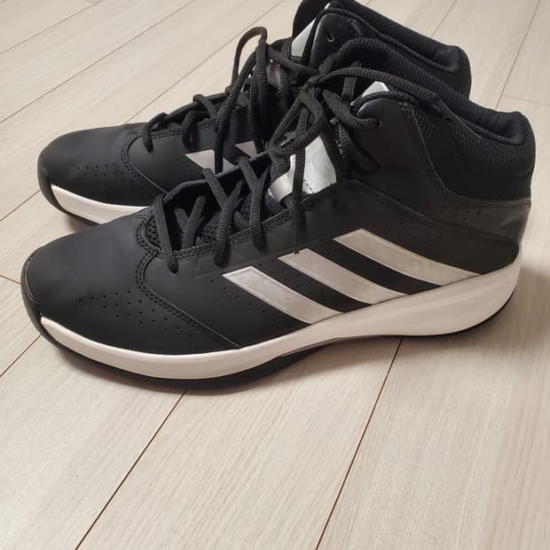 아디다스 아이솔레이션 2 스니커즈 농구화270

바닥닳음 거의없고 하자오