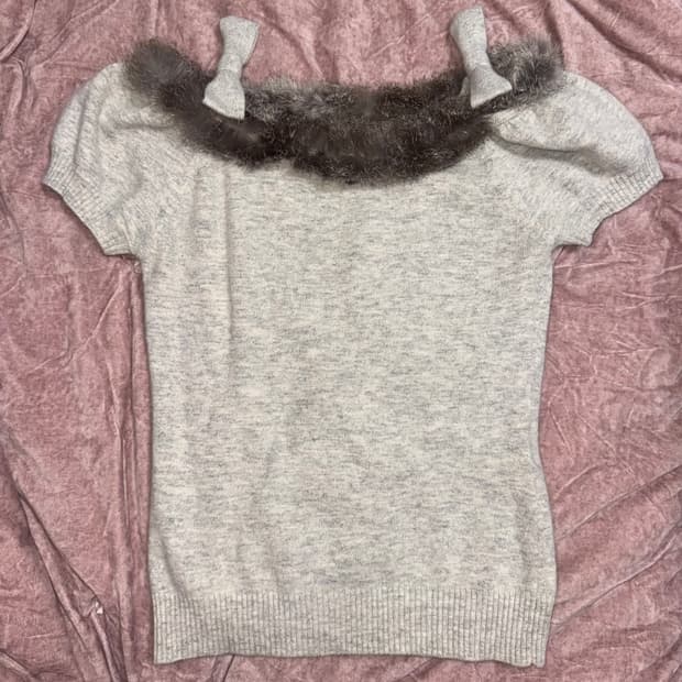 러블리 로걀 리본 퍼 그레이 니트 반팔 탑