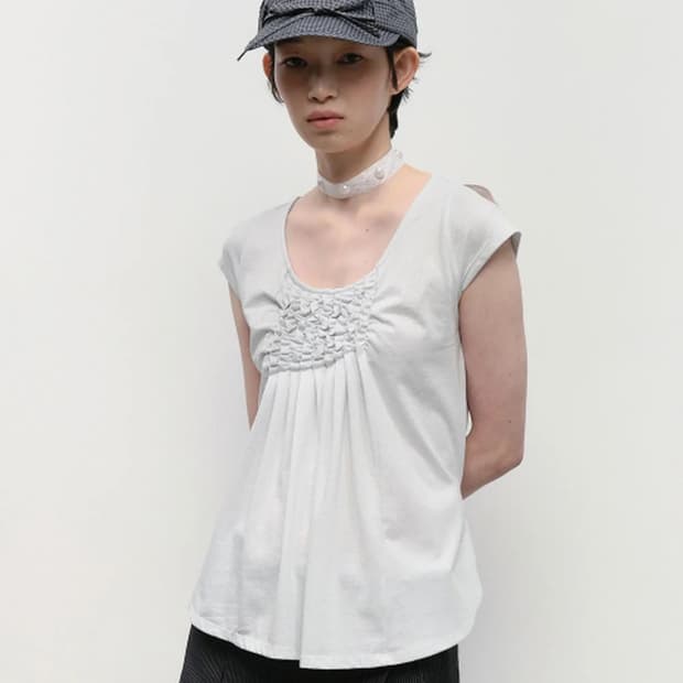 타입서비스 Ruffled Sleeve Cut Out Top