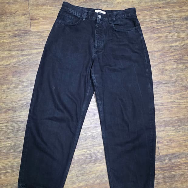 COS 블랙 데님팬츠