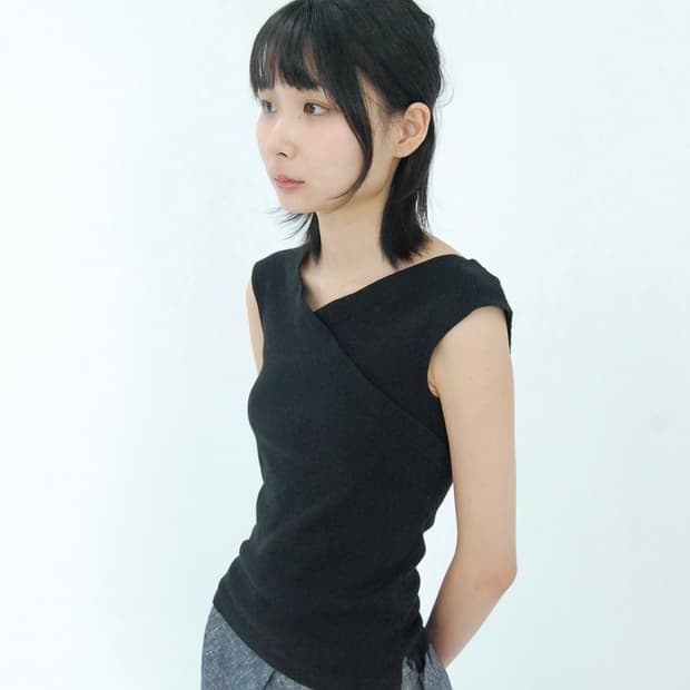 Agnes b v-neck sleeveless