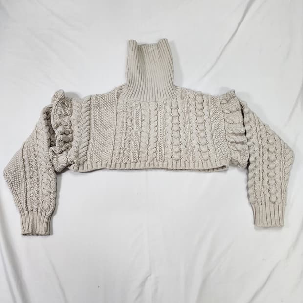 코스 아이보리 꽈배기 크롭 니트 탑