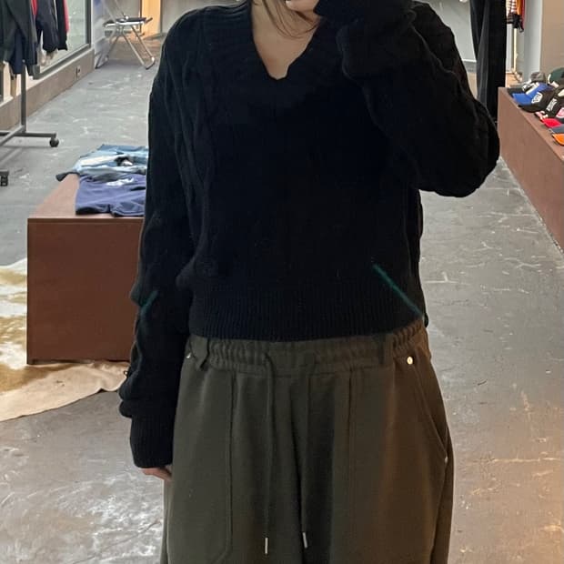 인사일런스 컷아웃 블랙 브이넥 크롭 니트 H2688