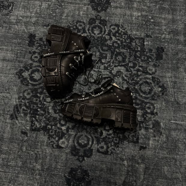 New rock white logo ribbon tank platform