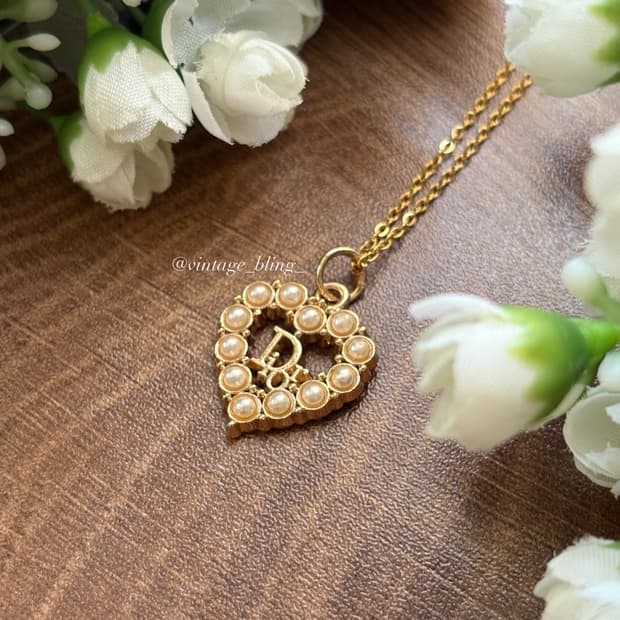 디올 하트 진주 로고참 목걸이