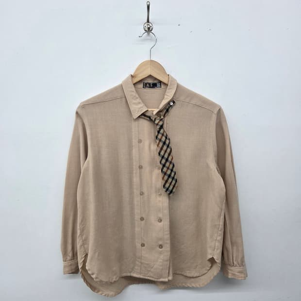 닥스 베이지 셔츠 + 체크 넥타이 여m