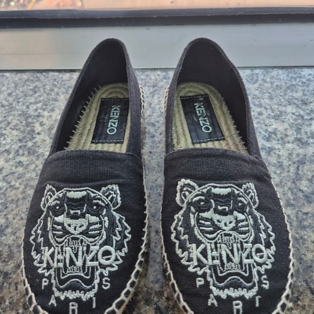 겐조(KENZO) 타이거 자수 에스파듀 슬립온입니다. 
사이즈 35