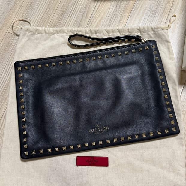 발렌티노 락스터드 스트랩 클러치