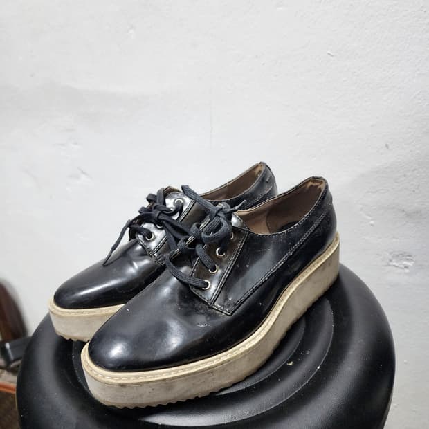 찰스앤키스 에나멜 굽높은 단화