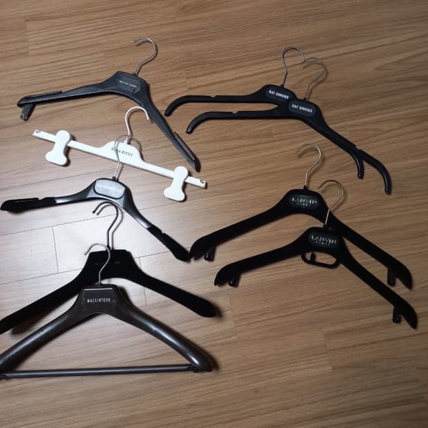 마틴싯봉 니나리치 알릭스 맥킨토시 랑방 라프시몬스 옷걸이