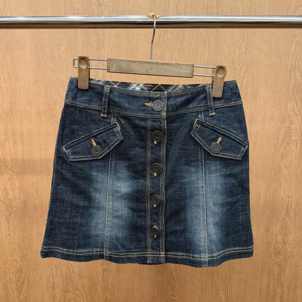 버버리 블루 라벨 데님 미니 스커트 버튼업 로고 자수 포켓 디테일 흑청