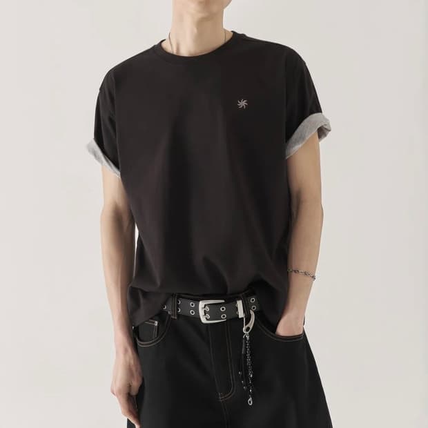 키뮤어 배색 롤업 크롭 티셔츠 블랙