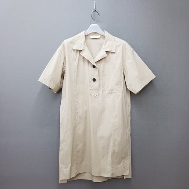 구호 플러스2022 오픈카라 반팔 원피스 1사이즈