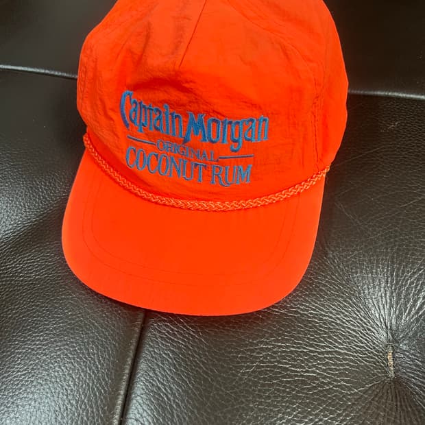 캡틴 모건(Captain Morgan) 브랜드의 빈티지 프로모션용 캡