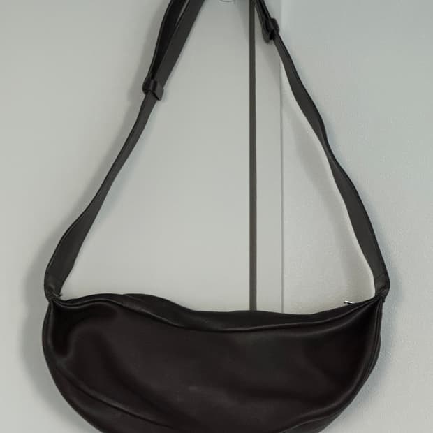 COS 레더 크로스바디백