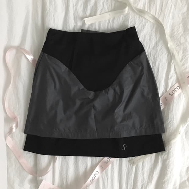 오호스 Layered Yoke Skirt / Black 22ss