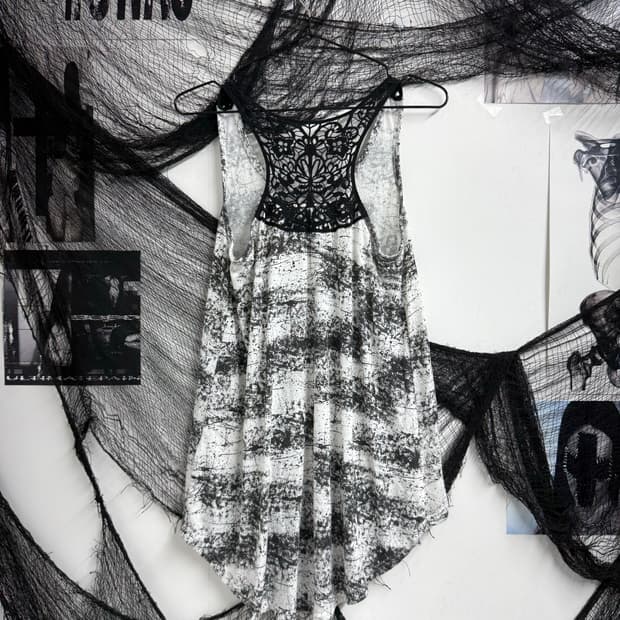 Grunge lace detailed sleeveless