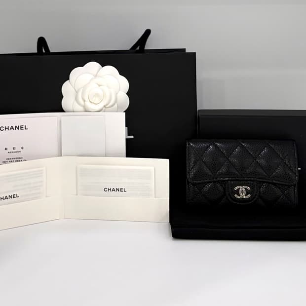 샤넬 클래식 카드 홀더 그레인드 카프스킨 & 실버 메탈 블랙