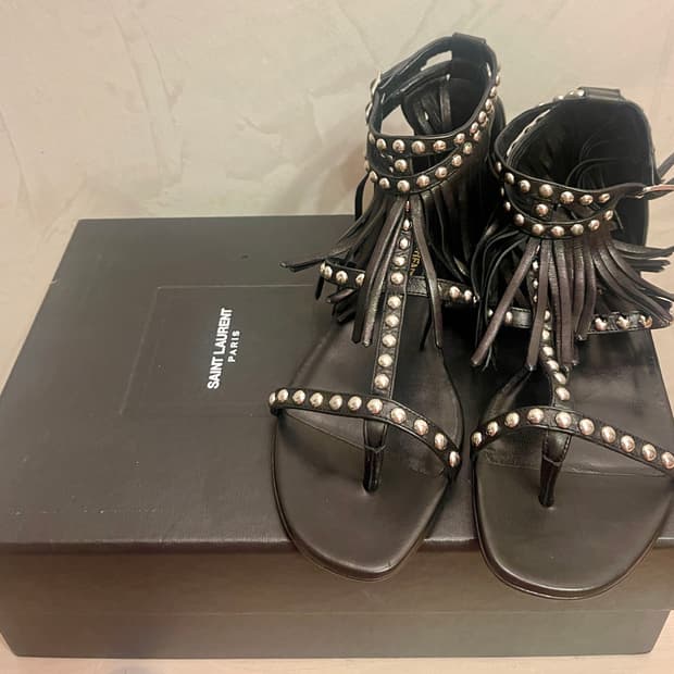 생 로랑Saint Laurent스터드 프린지 가죽 플랫 샌들 (36.5)