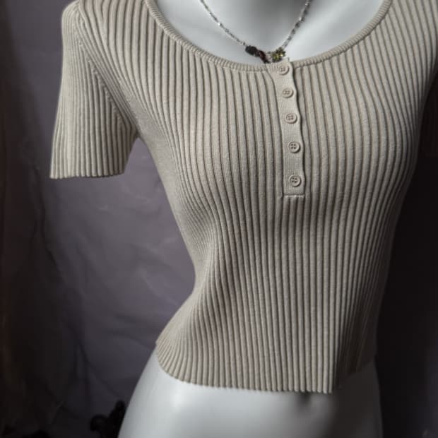 Gray ribbed button top 0114
