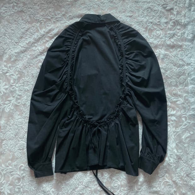 Sculpted back ruffle shirt