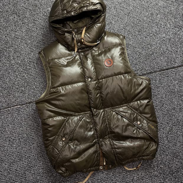 폴로 랄프로렌 가죽 패피 로고 글로시 다운 푸퍼 베스트 2049