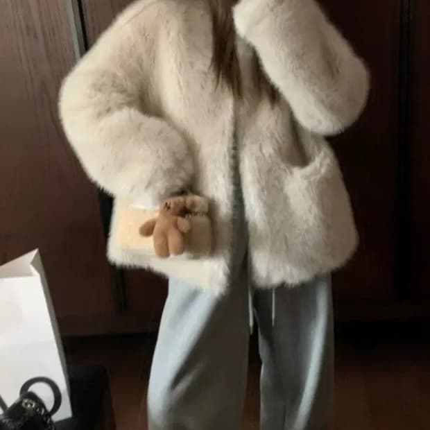 무료배송 여성 베이지 퍼코트 오버핏  새상품급 M