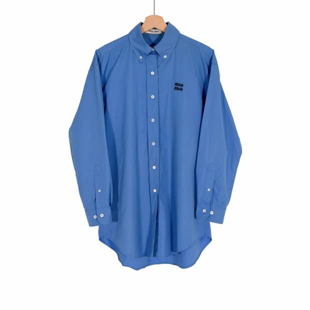 [36] 미우미우 자수 로고 포플린 오버사이즈 롱 셔츠 페리윙클 블루