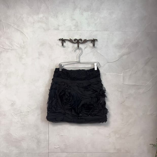 Black pleats ruffle rose mini skirt