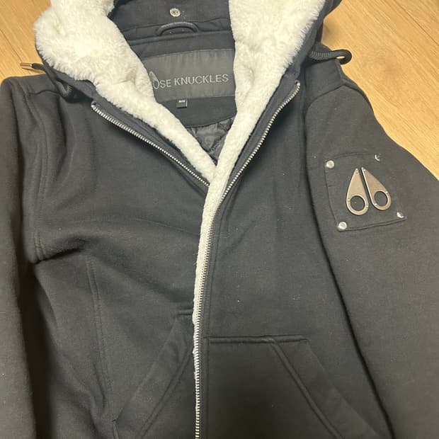 무스너클 21년도 버니스웨터m 팔아요!