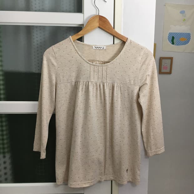 베이지 도트 긴소매 티셔츠